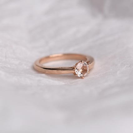 Zlatý zásnubný prsteň s morganitom Oria