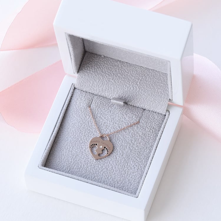 Strieborný prívesok detské nožičky s diamantom a gravírom Sophia 103379