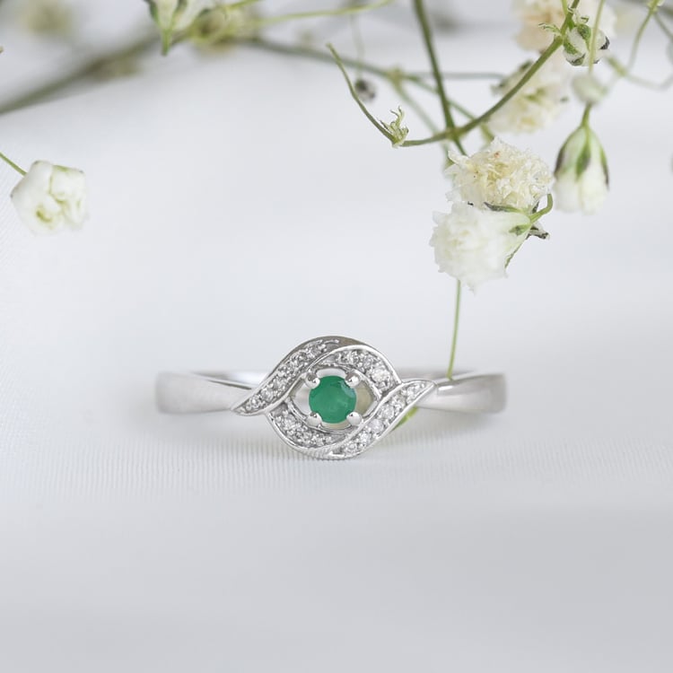 Prsteň so smaragdom a postrannými diamanty 78198