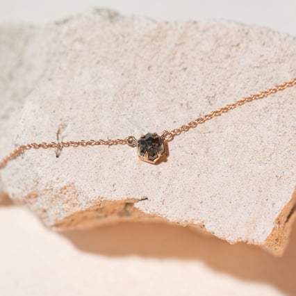 Náhrdelník so salt and pepper diamantom Caine