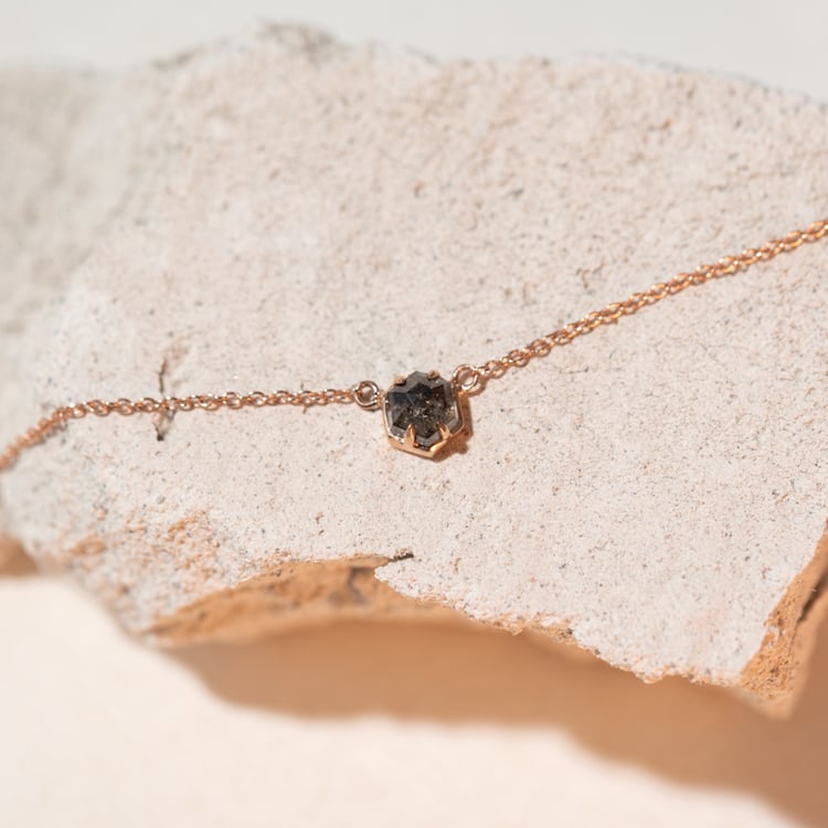 Náhrdelník so salt and pepper diamantom Caine 104788