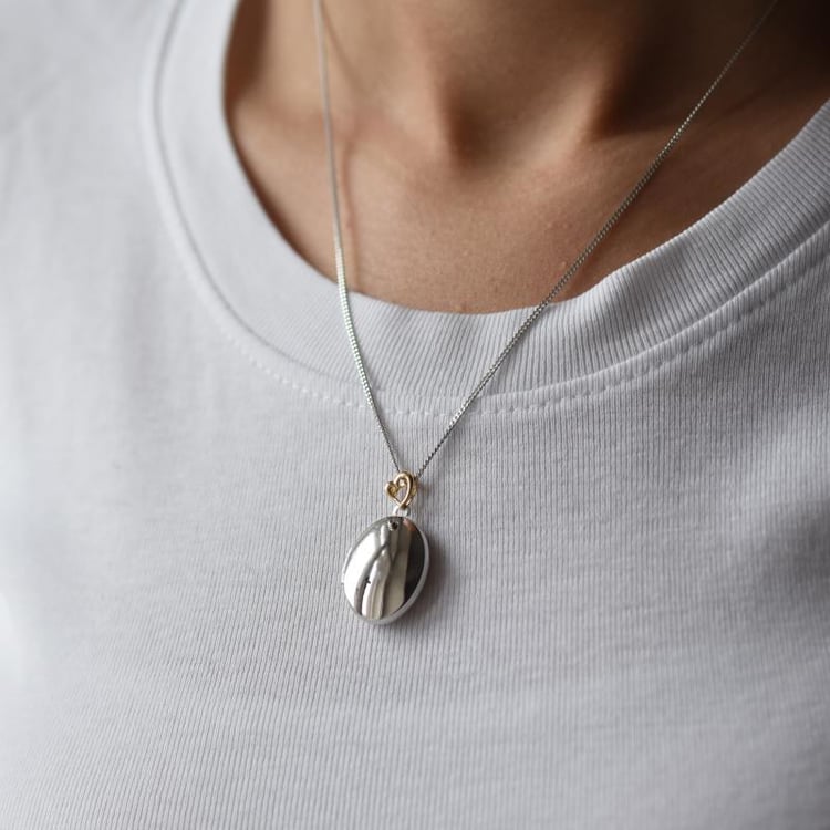 Strieborný náhrdelník s oválnym medailónom 15347