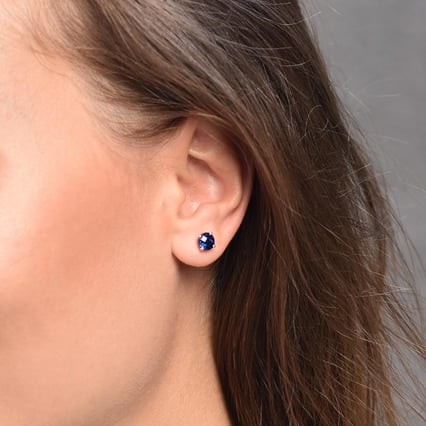 Okrúhle zafíry v zlatých náušniciach Frey