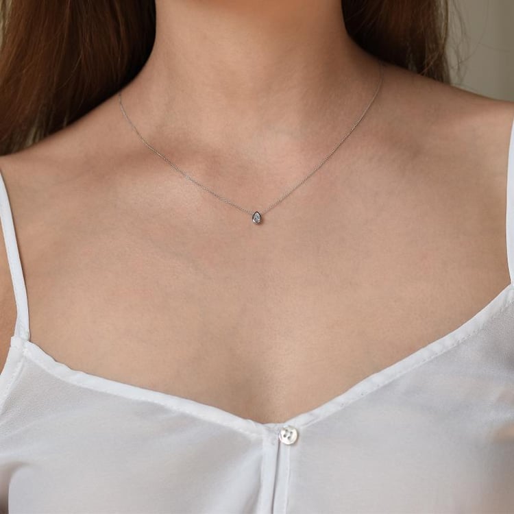 Pear diamant v zlatom náhrdelníku 31913