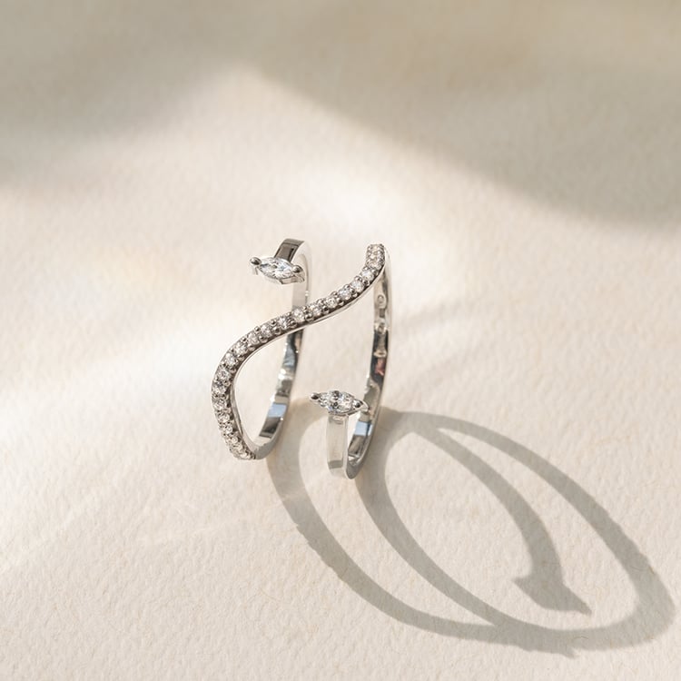 Atypický prsteň s moissanitmi Rishi 137323