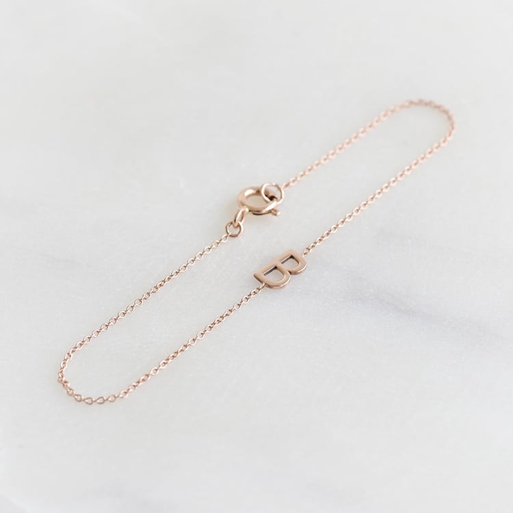 Zlatý náramok s písmenkom 110628