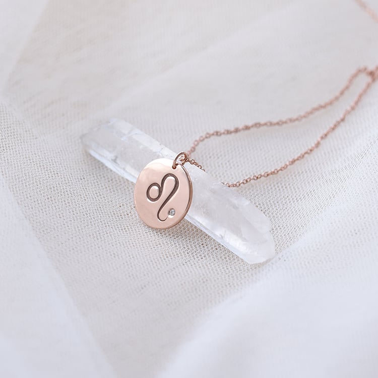 Strieborný prívesok so znamením a diamantom Lev 103423