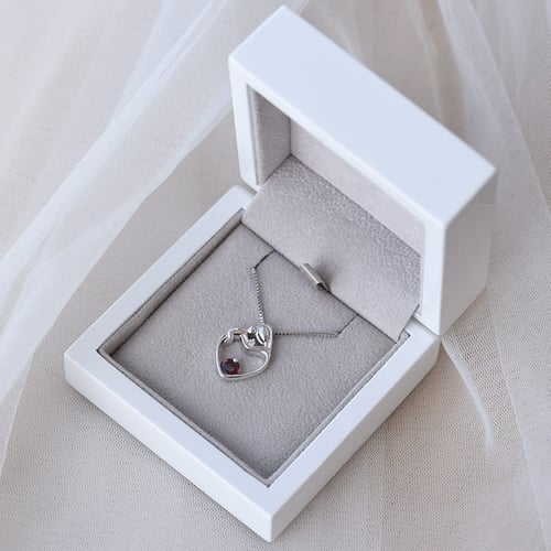Strieborný prívesok matka a dieťa s granátom a diamantom Ella