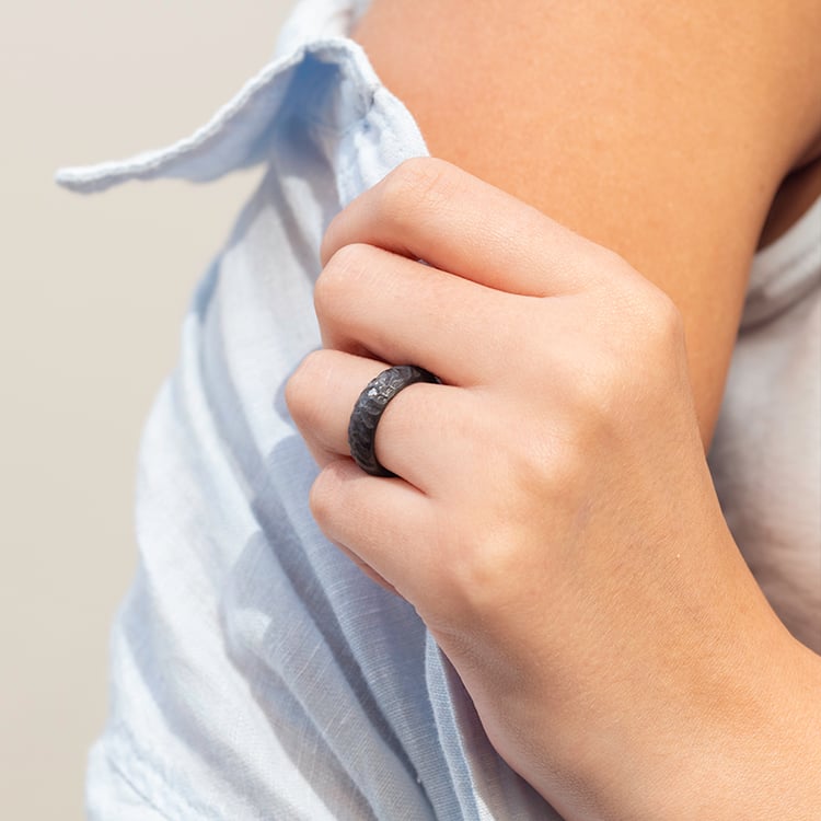 Karbónové snubné prstene s atypickým povrchom a diamantom Romilly 144122