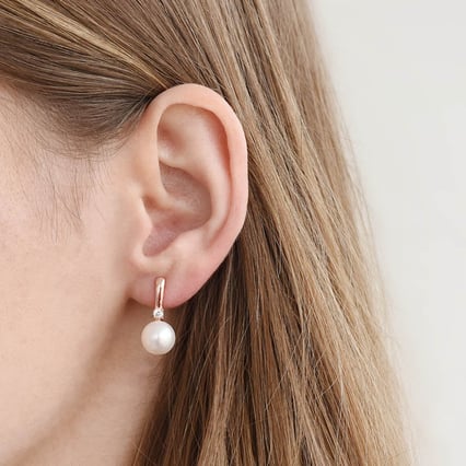 Pozlátené náušnice s bielymi perlami Pema