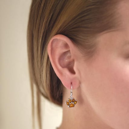 Visiace strieborné náušnice s jantárovými labkami Agapi