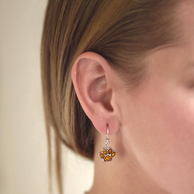 Visiace strieborné náušnice s jantárovými labkami 52055