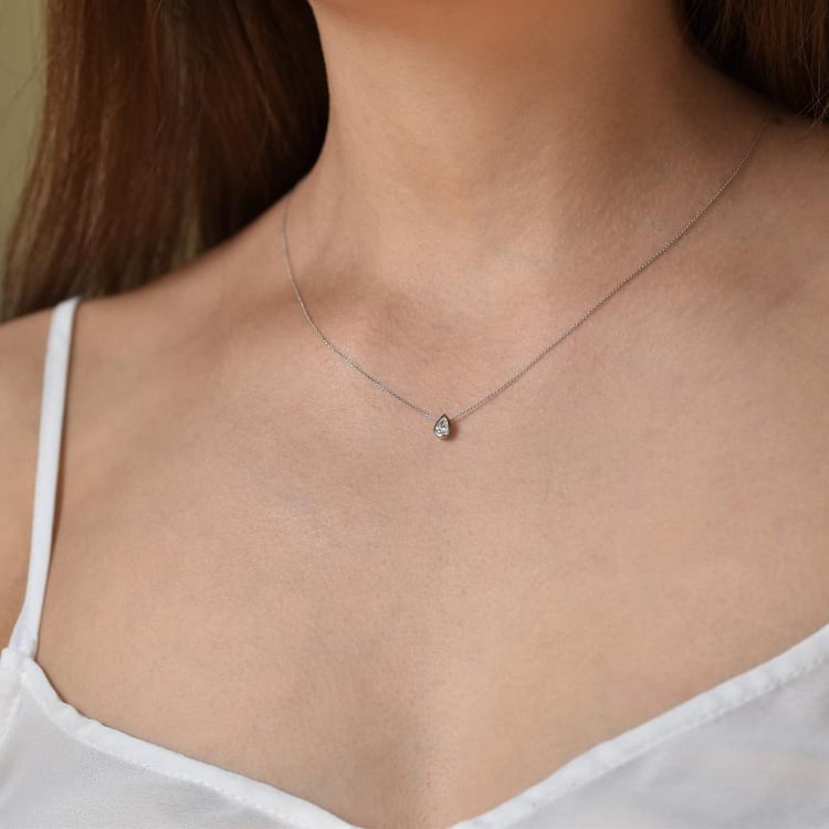 IGI certifikovaný pear diamant v zlatom náhrdelníku 31914