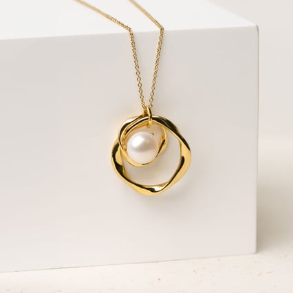 Strieborný prívesok s perlou Alya