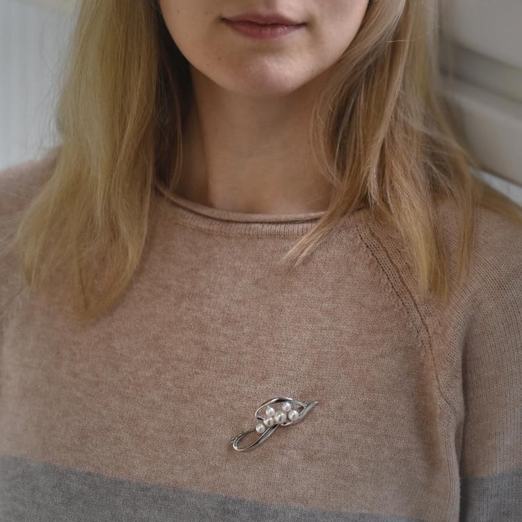 Elegantná strieborná brošňa s perlami 50395