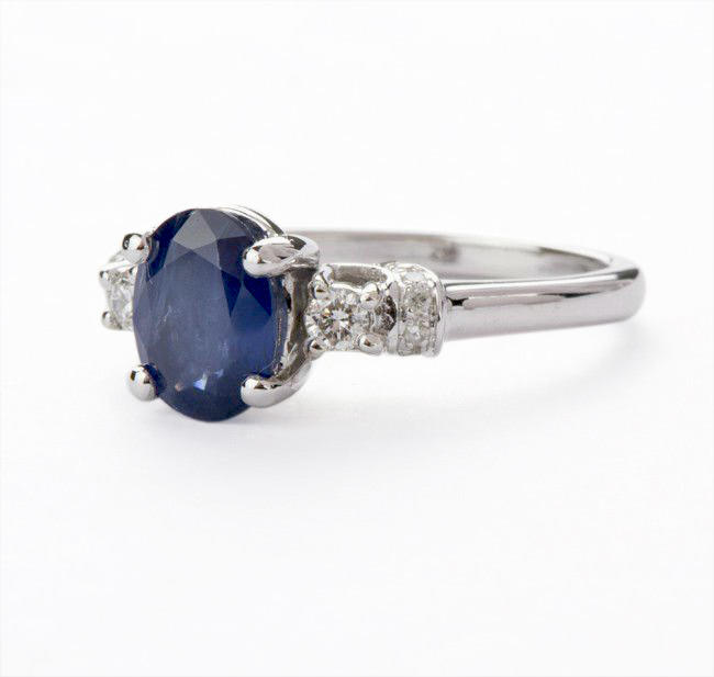 Zlatý prsteň s modrým zafírom a diamantmi