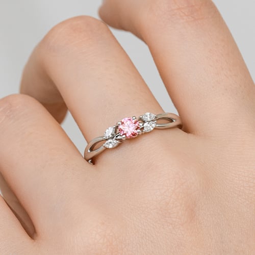 Zásnubný prsteň s ružovým 0.32ct lab- grown diamantom a marquise lab-grown diamantmi Halym