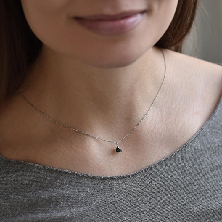 Zlatý náhrdelník s čiernym trillion diamantom Momen 37520