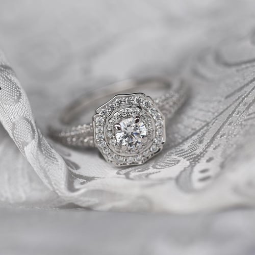 Extravagantný halo zásnubný prsteň s lab-grown diamantmi Giannes