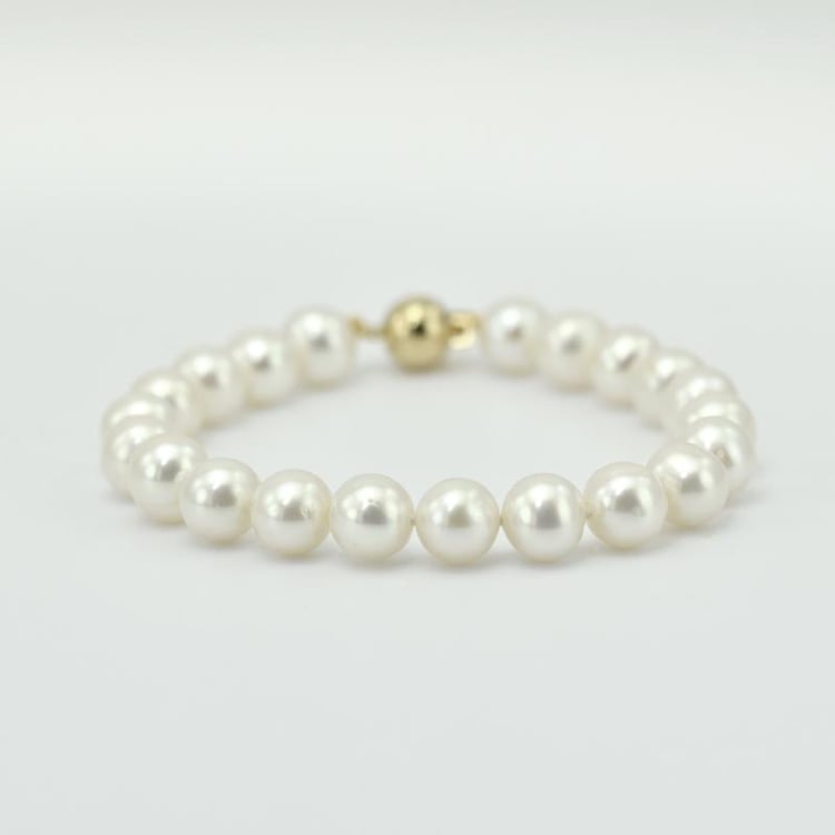 Zlatý náramok s bielymi perlami 10850