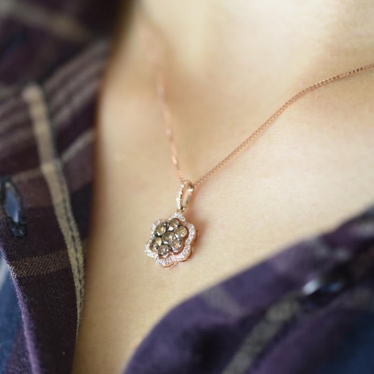 Diamantový kvet v zlatom náhrdelníku Oras 16684