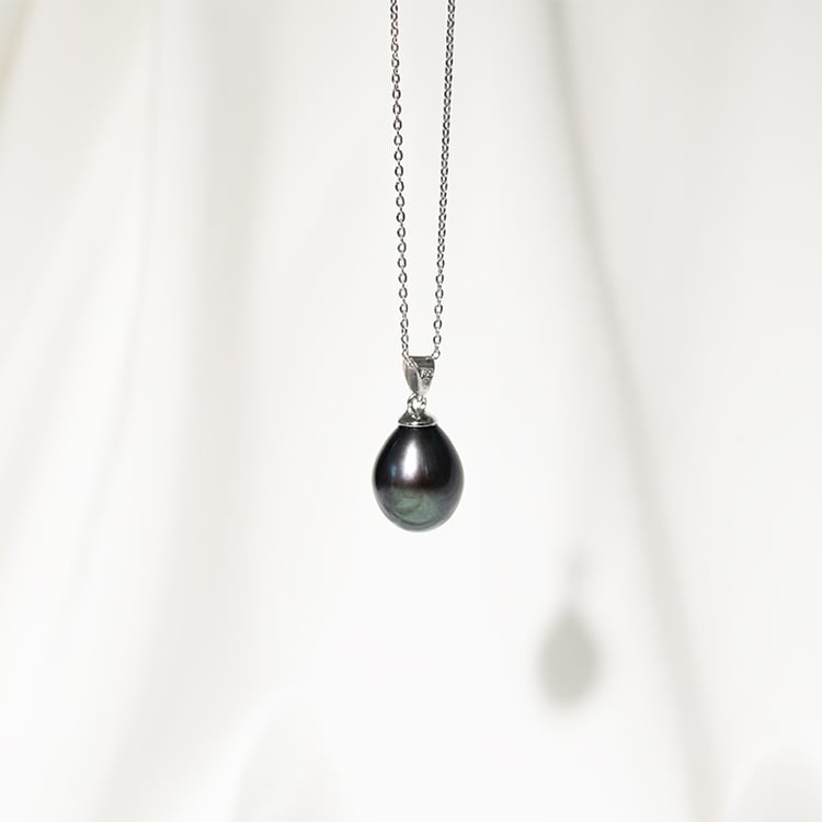 Zlatý prívesok s čiernou perlou Lida 129765