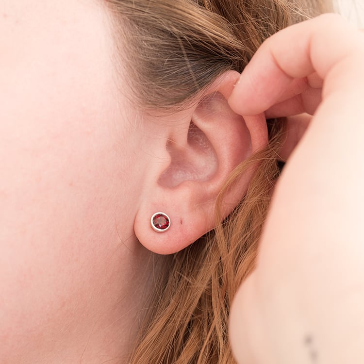 Strieborné bezel náušnice s granátmi Sontre 122908