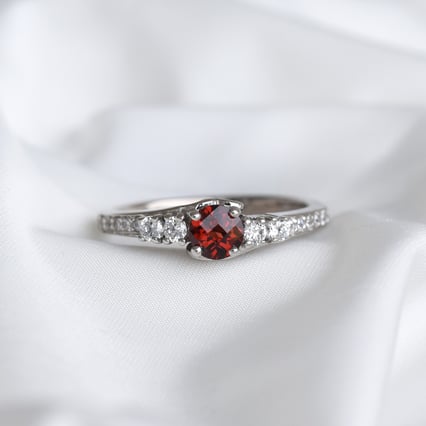 Romantický strieborný prsteň s granátom a zirkónmi Clarke