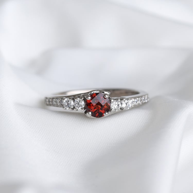 strieborný prsteň s granátom a zirkónmi 84709