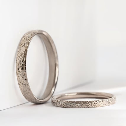 Svadobné obrúčky s ručnou rytinou kvetov z orieškového zlata Alanis