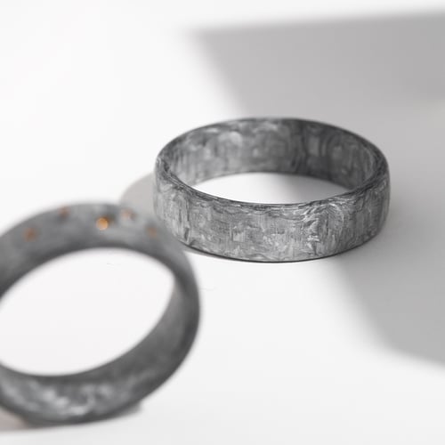 Mierne zaoblené snubné prstene z karbónu s koňakovými diamantmi Parri