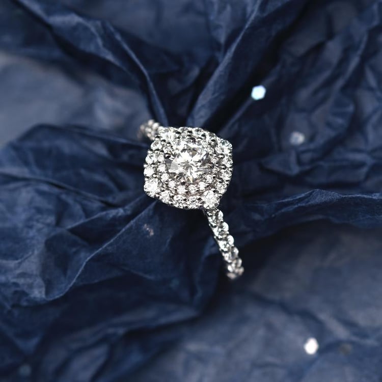 Zlatý zásnubný prsteň v halo štýle 68398