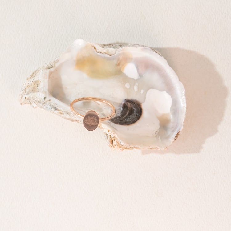 Oválny prsteň s gravírom kvetiny Jodi 101090