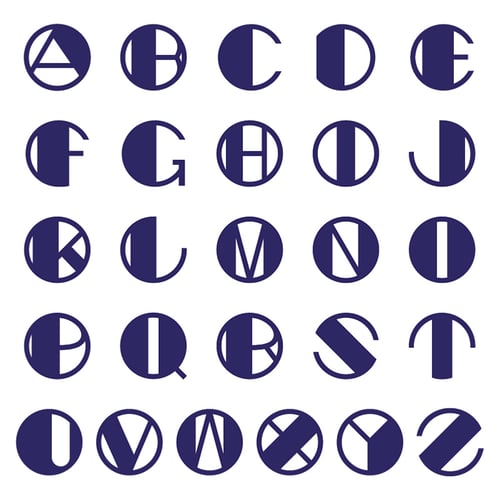 Prívesok s vykrojeným písmenom Alphabet