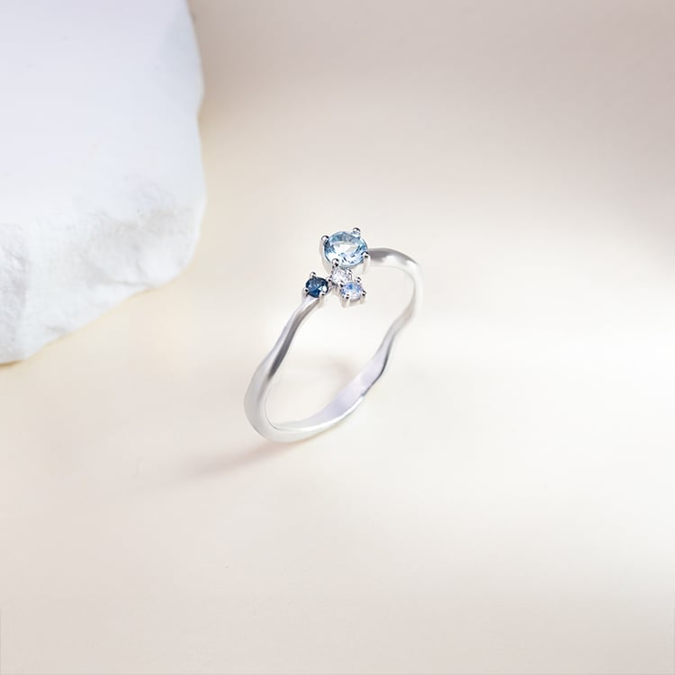 Strieborný cluster prsteň s akvamarínom, zafírom, mesačným kameňom a diamantom Roche 150491