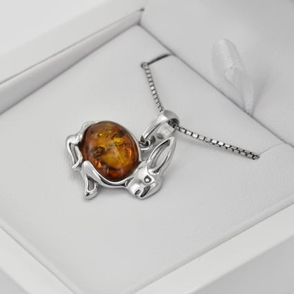 Strieborný jantárový králiček v prívesku Orycto