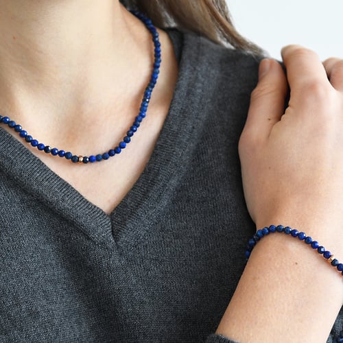 Strieborný pozlátený náhrdelník s lapis lazuli korálkami Cindy