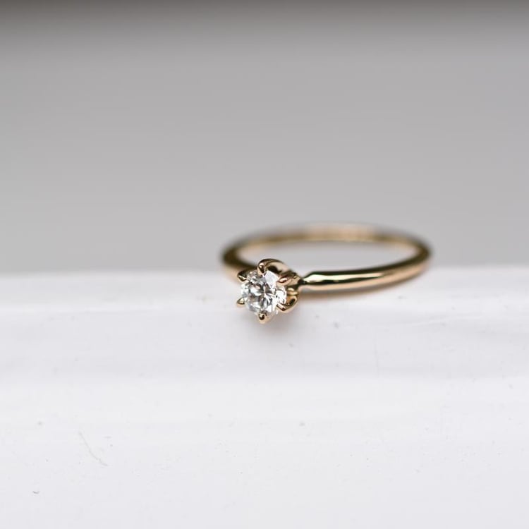 Diamantový zlatý zásnubný prsteň 49003