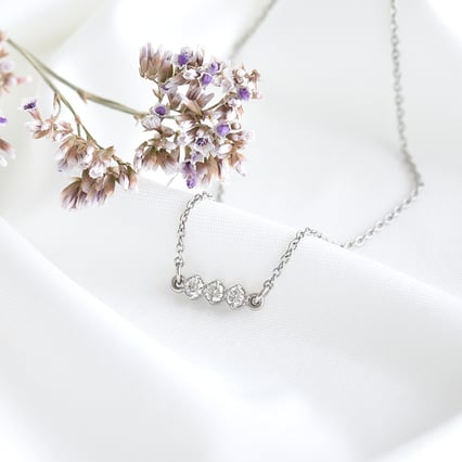 Minimalistický náramok s tromi diamantmi Deepa