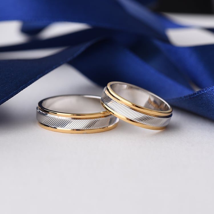 Zlaté snubné prstene s drážkami 76192