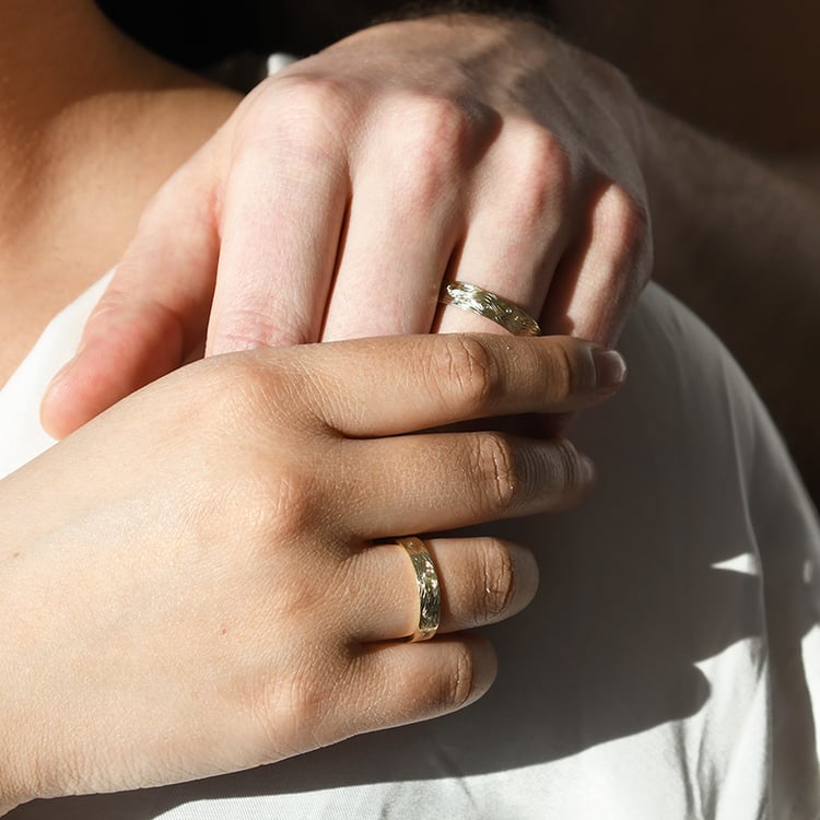 Svadobné obrúčky s ručnou rytinou motívu dreva a diamantmi Wood 118333