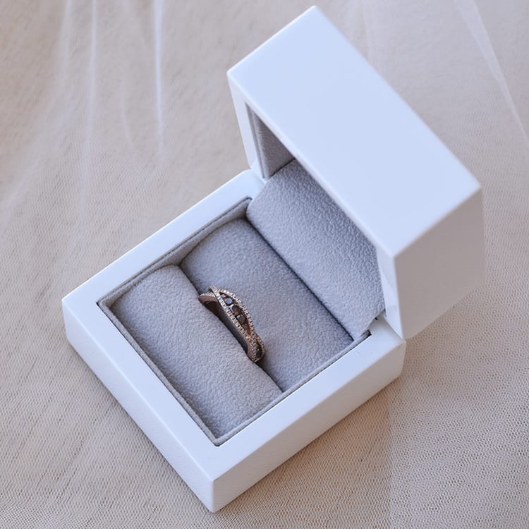 Prsteň posiaty diamantmi 68840