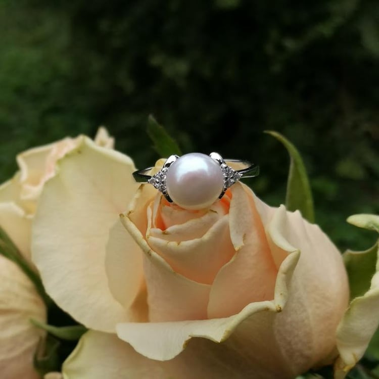 Strieborný prsteň s bielou perlou 24618