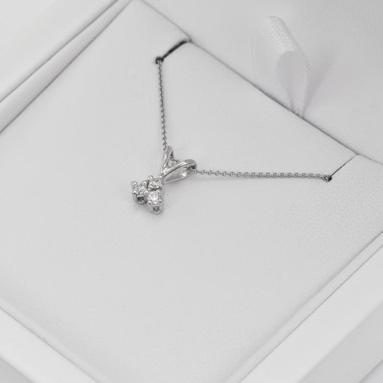 Zlatý minimalistický prívesok s moissanitmi Flauna 105078