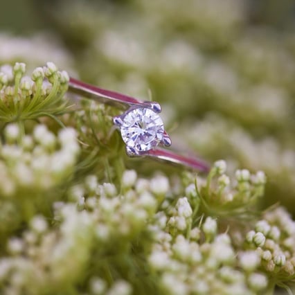 Zlatý zásnubný prsteň s moissanitom Hariti