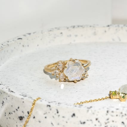 Jedinečný prsteň s mesačným kameňom a moissanitmi Carlie