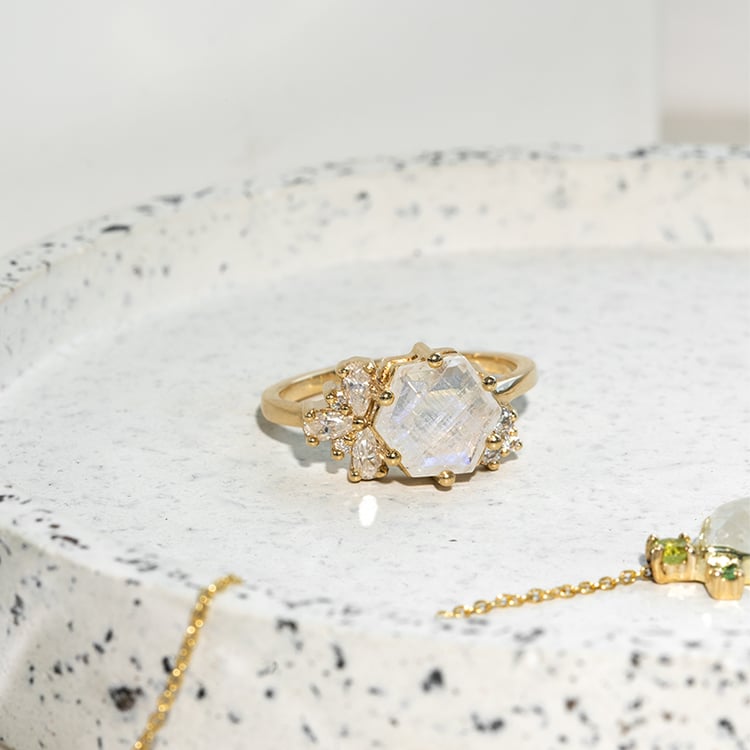 Jedinečný prsteň s mesačným kameňom a moissanitmi Carlie 123809