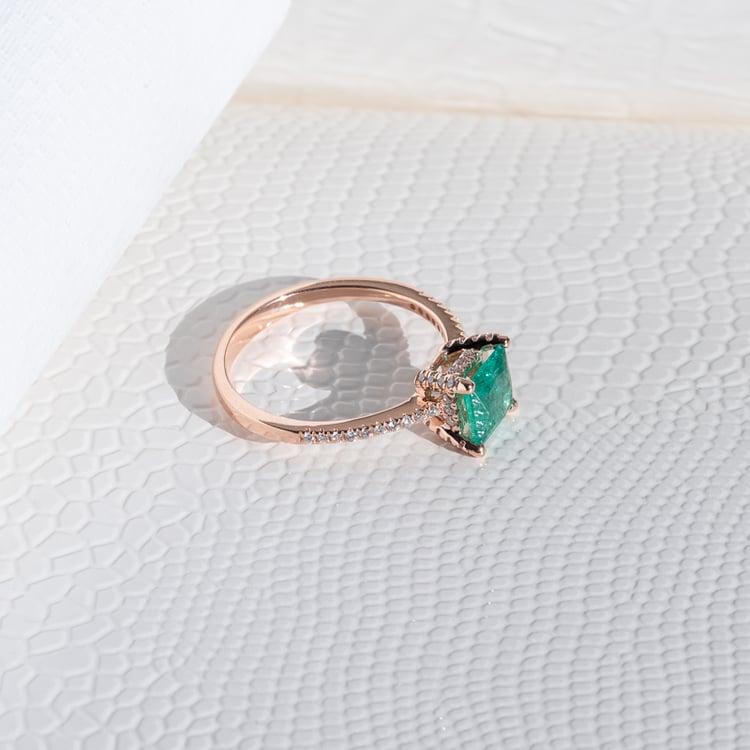 Prsteň s princess smaragdom a diamantmi Kip 124355