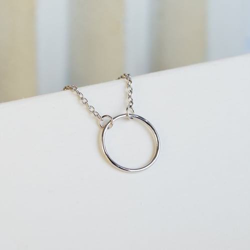 Strieborný náhrdelník minimalistického tvaru Karma