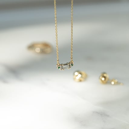 Náhrdelník so salt and pepper diamantom, smaragdmi a moissanitmi Julija